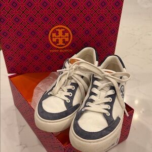 Tory Burch Hank Sneaker in white / navy